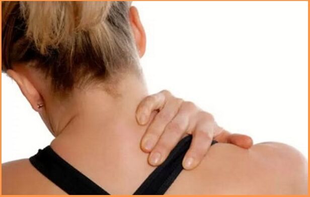Шейный остеохондроз проявляется болью и скованностью шеи. 
